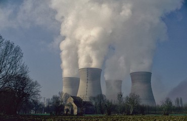 Centrale nucléaire et chapelle de Marcilleux à Saint-Vulbas, Ain, France