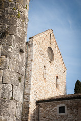 Fototapeta na wymiar Aquileia, Basilica di Santa Maria Assunta, dettaglio della facciata laterale con colonna di quinta