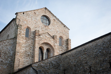 Aquileia, Basilica di Santa Maria Assunta, dettaglio della facciata con bifora e rosone