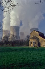 Centrale nucléiare et chapelle de Marcilleux, Saint-Vulbas, Ain, France