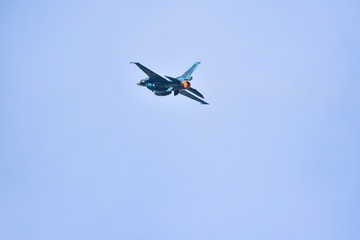 飛び去る戦闘機