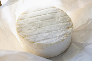 Camembert auf weißem Papier
