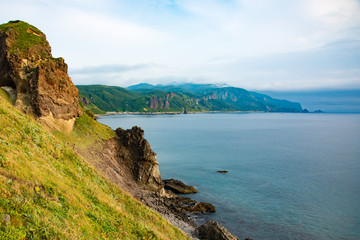 積丹半島、神威岬の夕暮れ前の夏風景、リアス式海岸、緑の低木と厳しい崖