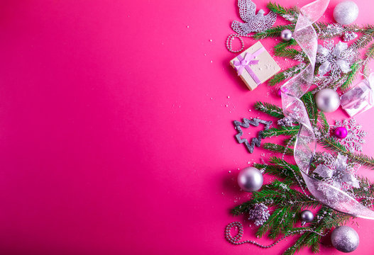Chào đón mùa lễ hội đợi chờ đã lâu với hình nền xinh xắn này. Với màu hồng tươi sáng cùng các hình vẽ ngộ nghĩnh, bạn sẽ có thêm nhiều niềm vui trong ngày Giáng sinh sắp đến.
