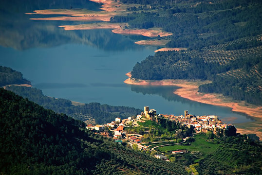 Hornos de Segura sobre el embalse del Tranco, en el parque natural de Cazorla, Segura y Las Villas.