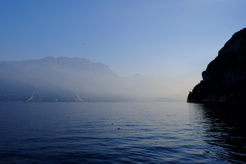 La nebbia che sale sopra il Lago di Garda