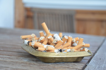 Aschenbecher voll mit Zigaretten