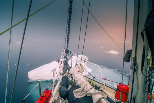 Greenland, sailing boat trough the iceberg, risk, danger in the north pole