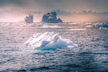 Plexiglas foto achterwand Groenland, arctisch, noordpool: verbazingwekkende ijsberg op de zee, we kunnen dit nog steeds zien voordat de klimaatverandering volledig is © Erwin Barbé