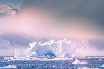 Schilderijen op glas Groenland, arctisch, noordpool: geweldige ijsberg op de zee, we kunnen dit nog steeds zien voordat de klimaatverandering volledig is © Erwin Barbé