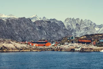 Papier Peint photo Arctique Groenland : baie avec un village inuit, baie aux maisons colorées avec un village inuit