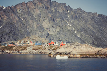 Groenland : baie avec un village inuit, baie aux maisons colorées avec un village inuit