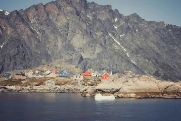Papier Peint photo Lavable Cercle polaire Groenland : baie avec un village inuit, baie aux maisons colorées avec un village inuit