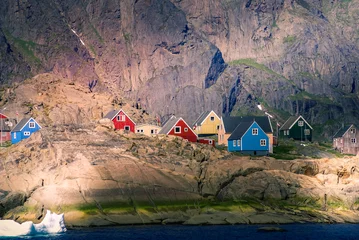 Crédence en verre imprimé Arctique Groenland : baie avec un village inuit, baie aux maisons colorées avec un village inuit
