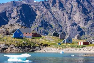 Crédence de cuisine en verre imprimé Arctique Groenland : baie avec un village inuit, baie aux maisons colorées avec un village inuit