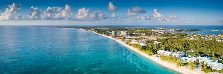Fotobehang Seven Mile Beach, Grand Cayman panoramisch landschap luchtfoto van het tropische paradijs van de Kaaimaneilanden in de Caribische Zee