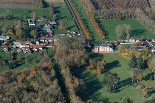 Vue aérienne du château de Biencourt dans la Somme en France