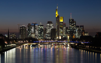 Obraz premium Panoramę Frankfurtu nad Menem w nocy Hesja Niemcy