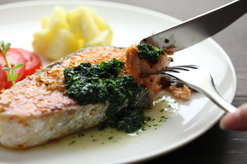 鮭のムニエル　パセリソース