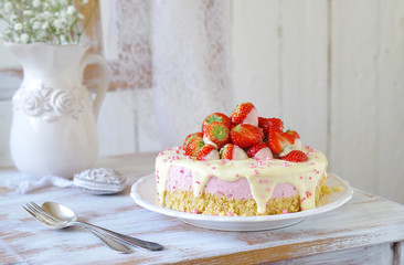 no bake Erdbeer-Quark-Torte mit Bröselboden und weißem Schokoladenguss