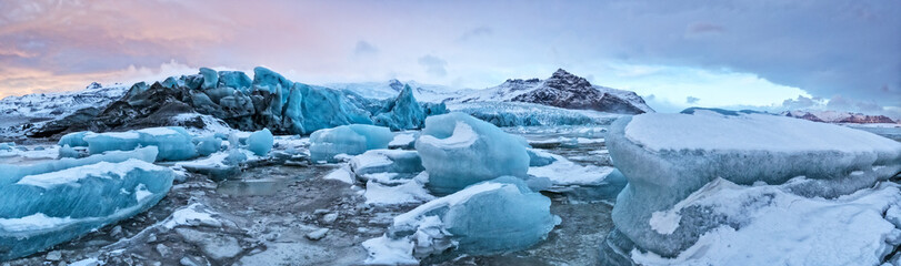 Spitze der Gletscherschollen mit sonnigem Himmel, Island