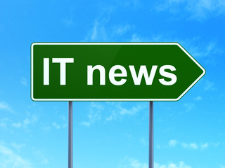 News concept: IT News on green road highway sign, clear blue sky background, 3D rendering