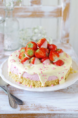 no bake Erdbeer-Quark-Torte mit Bröselboden und weißem Schokoladenguss
