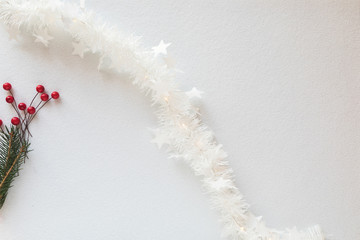 sfondo bianco per Natale con palline a addobbi. Spazio bianco per il testo