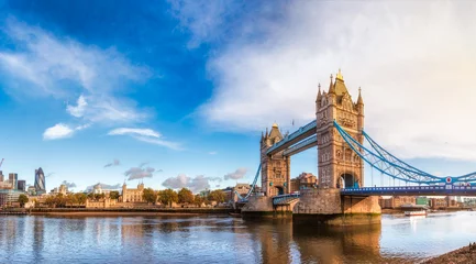 Foto op Plexiglas Tower Bridge Londen stadsgezicht panorama met rivier de Theems Tower Bridge en Tower of London in het ochtendlicht
