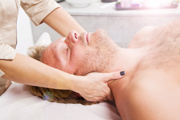 Obraz na płótnie Canvas Man getting massage in thebeauty center