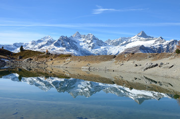 Obraz na płótnie Canvas Grünsee bei Zermatt - Spiegelnder Bergsee