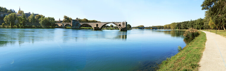 Fototapeta na wymiar Le Rhône Au vieux pont d'Avignon
