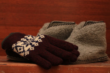 Fototapeta na wymiar winter mittens and warm slippers