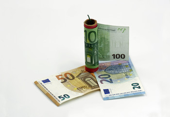 Böller mit Euro-Scheinen