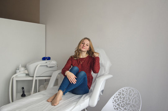 The girl in the chair for cosmetic procedures 9004.