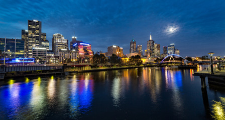 Fototapeta na wymiar Moon over Melbourne