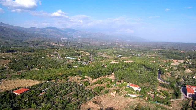 Jaraiz de la Vera desde el aire. Pueblo de Caceres en Extremadura, España. Video aereo con drone