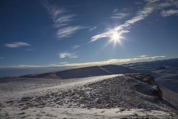 Зимний пейзаж, яркое солнце, снежные склоны, природа Северного Кавказа