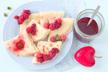 Pfannkuchen mit Himbeeren