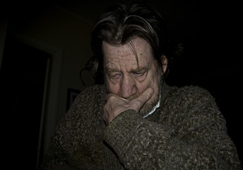Uomo anziano, tristezza, solitudine, depressione.