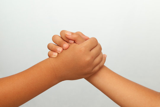 握手する子供の手