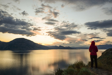 Fototapeta premium Girl enjoying the Sunset overlooking the okanagan lake in Penticton british columbia Canada