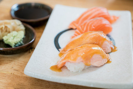 Close Up Salmon Burned Top With Mayo In Plate. Healthy Japanese Nigiri Aburi Sushi Style With Rice And Fish In Japanese Food Restaurant.