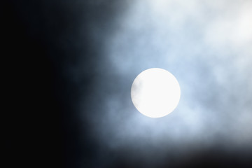雲から透けて見える太陽「空想・雲のモンスター」（生活設計、生活リズム、人生、ライフプラン、年金、生命保険、人生を見つめる目などのイメージ）