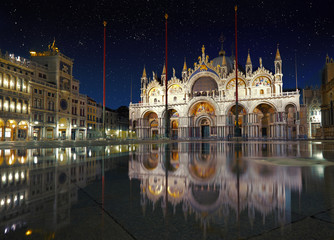 Obraz premium Basilica in San Marco square in Venice with reflection on high tide night