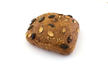 Kürbiskernbrötchen auf einem weißen hintergrund