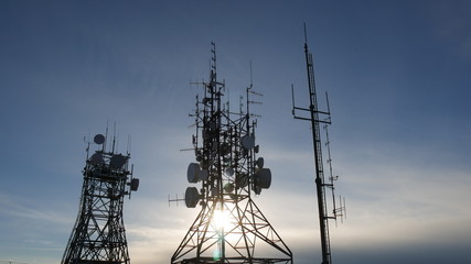 Antenne di trasmissione etere satellite radio e tv al tramonto