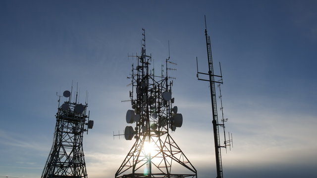 Antenne di trasmissione etere satellite radio e tv al tramonto