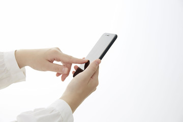 女性の手　携帯電話