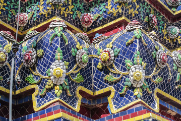 Pagoda is in Wat Pho that was named as the temple of the pagoda or chedi that are decorated with yellow glaze or glazed tiles or dark blue. 